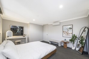 Apartment | 3 bedrooms, laptop workspace, bed sheets - Fun for Families: Location, Cinema, Games, Wifi (Perth)