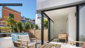 Une terrasse privée avec accès extérieur, comprenant une piscine, un espace salon extérieur et une vue sur la ville.