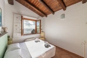 2 makuuhuonetta, silitysrauta/-lauta, vauvan matkasänky