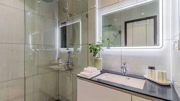 Appartement, balkon | Badkamer