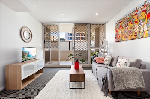 Inner-city Stay With Pool and Gym Access