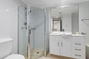 Apartment | Bathroom - Inner-city Stay With Pool and Gym Access (Sydney)