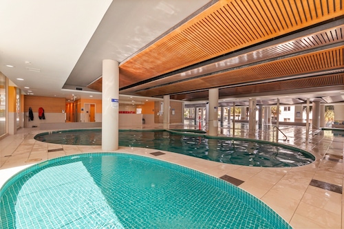 Inner-city Stay With Pool and Gym Access