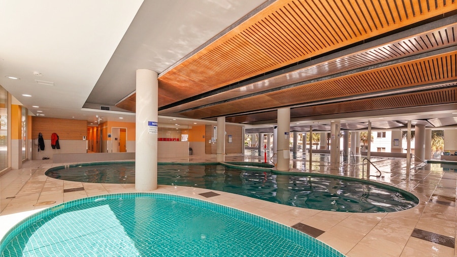 Inner-city Stay With Pool and Gym Access