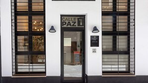 A building entrance with a sign reading "Calle Paz 1". - Luxury Loft in Granada Center La Paz II (Granada)