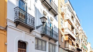 A row of multi-story buildings with balconies, large windows, and a clear sky. - Cozy 3BD Duplex in Seville Center Gran Poder II (Seville)