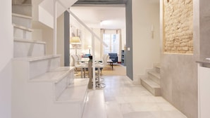 Un intérieur moderne avec un escalier menant à une salle à manger.