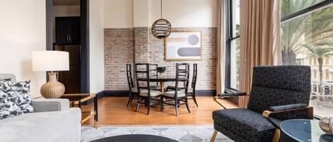 Una sala de estar moderna con un sofá, una mesa de centro y un comedor con sillas y una mesa.