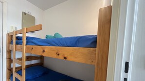 Room - The Capitole, Studio 26m2, air-conditioned, sea view, balcony, WIFI, parking for 2 adults and 2 children (Fréjus)