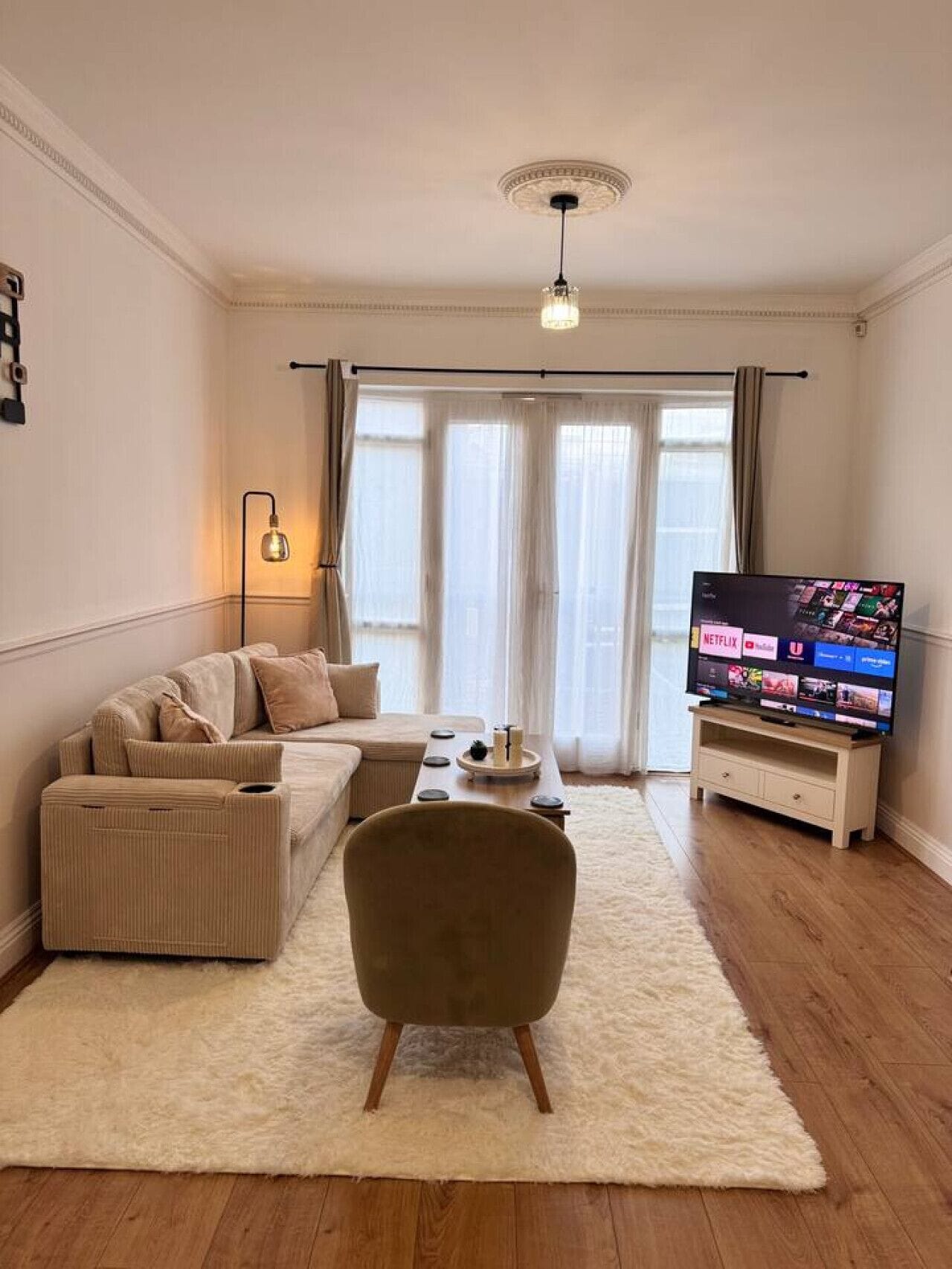 Télévision, cheminée, chaîne hi-fi