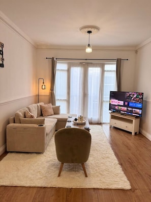 Fernseher, Kamin, Stereoanlage