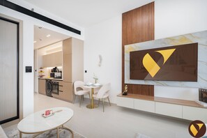 Studio Mewah, balkon, pemandangan kota | Area keluarga | Smart TV 65-inci dengan saluran TV satelit