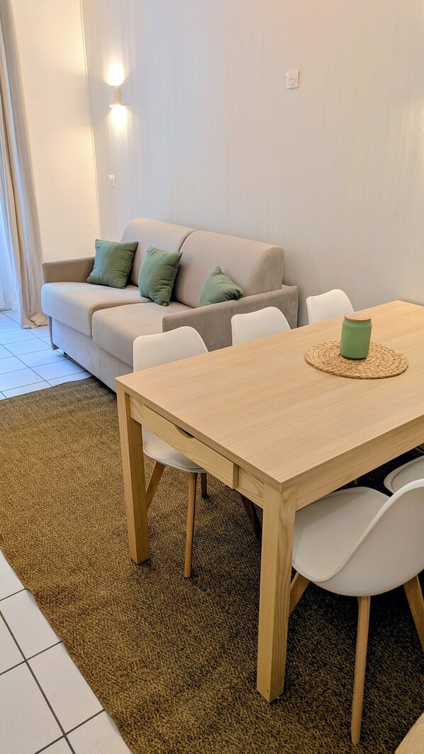Dining - Apartment '6 Pers Allée D'Étigny' with Mountain View, Balcony and Wi-Fi (Bagnères-de-Luchon)