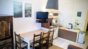 Geladeira, micro-ondas, cooktop, cafeteira/chaleira