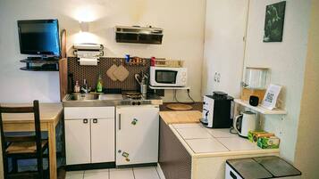 Frigorífico, microondas, placa de cocina y cafetera o tetera