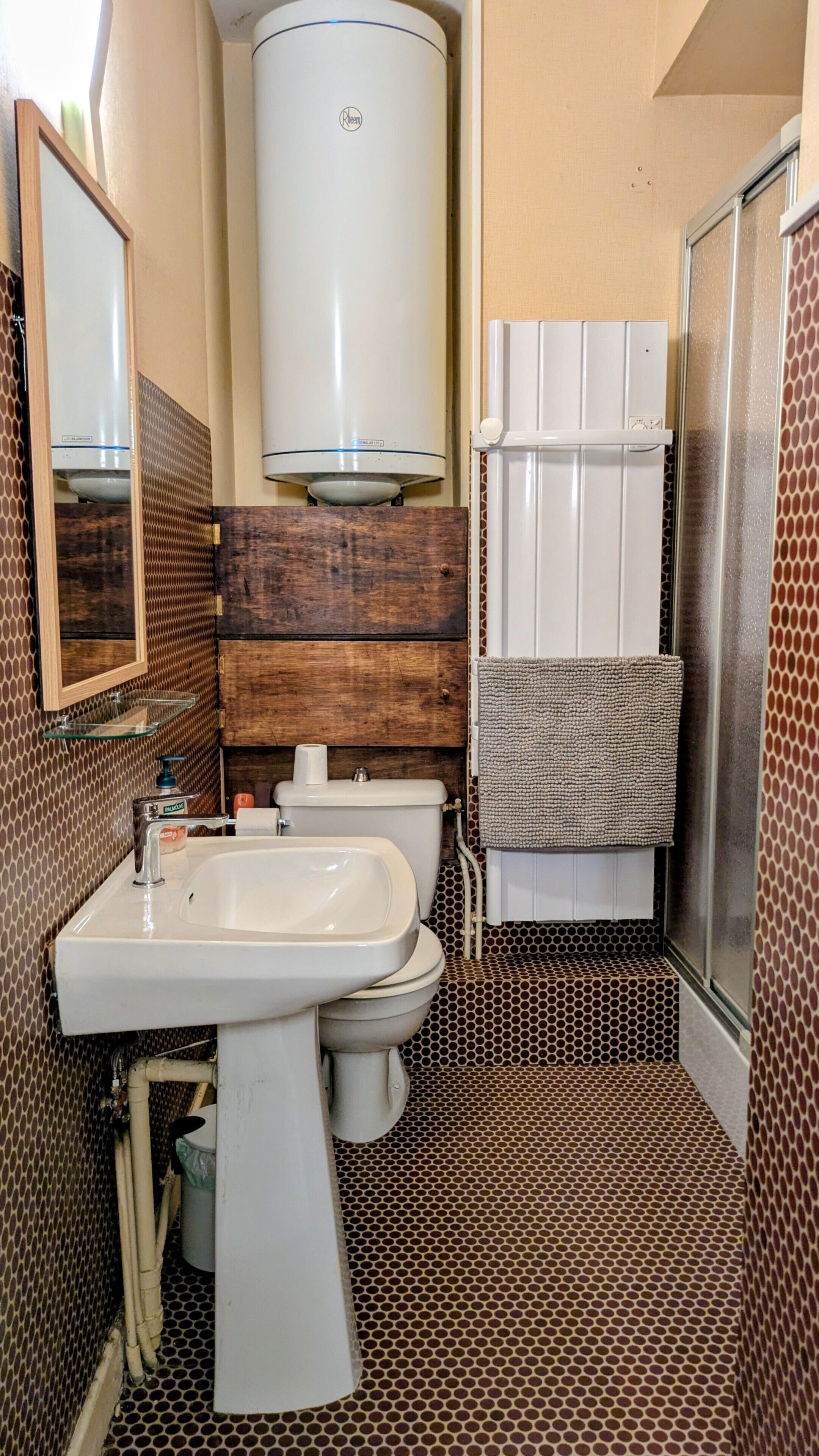 Un baño con lavamanos, inodoro y ducha.