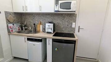 Cafetera y tetera, refrigerador, microondas y parrilla de estufa
