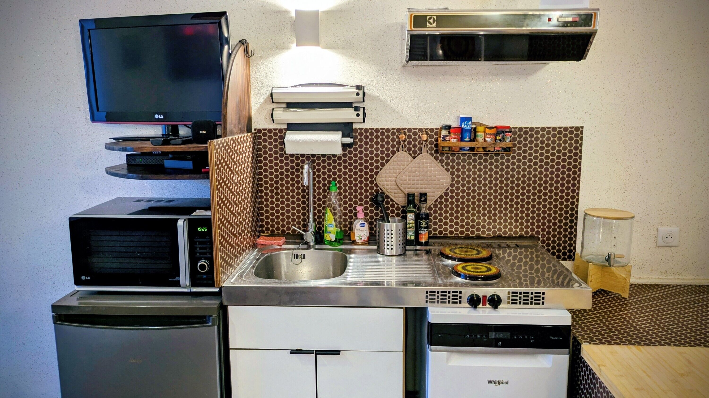 Réfrigérateur, micro-ondes, plaque de cuisson, cafetière/bouilloire