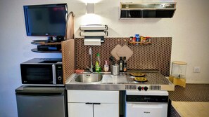 Réfrigérateur, micro-ondes, plaque de cuisson, cafetière/bouilloire