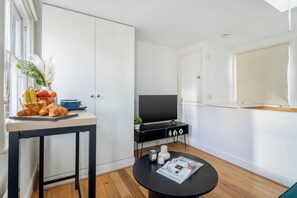City appartement, 2 tweepersoonsbedden, niet-roken, uitzicht op de stad | Woonruimte | Een 40-inch smart-tv met satellietzenders