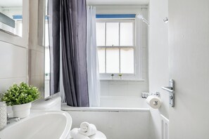 City-Apartment, Mehrere Betten, Nichtraucher, Stadtblick | Badezimmer