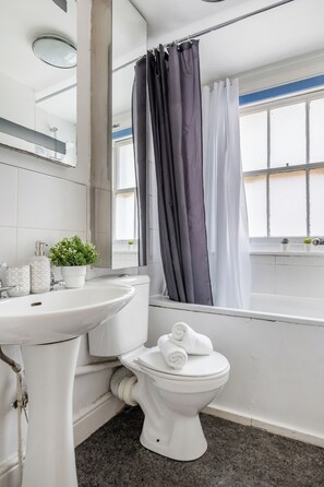 City-Apartment, Mehrere Betten, Nichtraucher, Stadtblick | Badezimmer