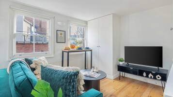 City Apartment, Multiple Beds, Non Smoking, City View | Living area | 40-inch Smart TV with satellite channels