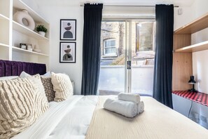 City appartement, 2 tweepersoonsbedden, niet-roken, uitzicht op de stad | Een strijkplank/strijkijzer, babybedden (toeslag), reisbedje