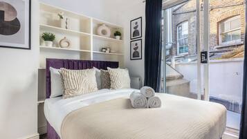 Departamento urbano, varias camas, para no fumadores, vista a la ciudad | Tabla de planchar con plancha, cunas, wifi gratis y ropa de cama