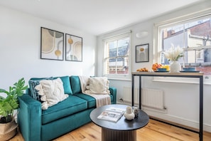 Apartamento City, varias camas, no fumadores, vistas a la ciudad | Zona de estar | Smart TV de 40 pulgadas con canales por satélite