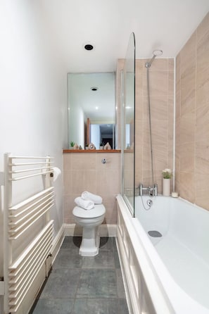 City Apartment, Multiple Beds, Non Smoking, City View | Bathroom