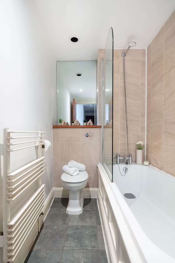 City-Apartment, Mehrere Betten, Nichtraucher, Stadtblick | Badezimmer