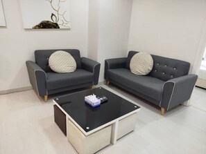 Familielejlighed - ikke-ryger - byudsigt | Opholdsområde | 32-centimeters fladskærms-tv med digitale kanaler