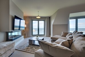 TV, fireplace