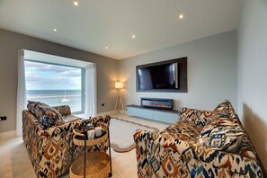 TV, fireplace - Harbour Heights Seahouses (Northumberland)