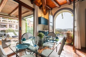 Dining - Rokkaria Terrace - Villasimius is a charming terraced holiday home within an elegant condominium in the center of Villasimius.The property stands out for its Moorish-style architecture, surrounded by lush vegetation, and enjoys a prime location between t (Villasimius)