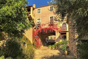 Exterior - Rokkaria Terrace - Villasimius is a charming terraced holiday home within an elegant condominium in the center of Villasimius.The property stands out for its Moorish-style architecture, surrounded by lush vegetation, and enjoys a prime location between t (Villasimius)