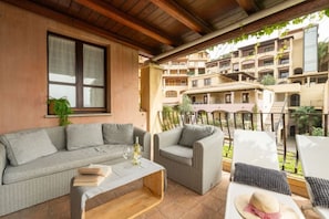 Outdoor dining - Rokkaria Terrace - Villasimius is a charming terraced holiday home within an elegant condominium in the center of Villasimius.The property stands out for its Moorish-style architecture, surrounded by lush vegetation, and enjoys a prime location between t (Villasimius)