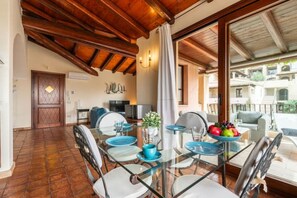 Dining - Rokkaria Terrace - Villasimius is a charming terraced holiday home within an elegant condominium in the center of Villasimius.The property stands out for its Moorish-style architecture, surrounded by lush vegetation, and enjoys a prime location between t (Villasimius)