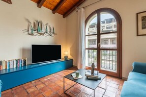 TV - Rokkaria Terrace - Villasimius is a charming terraced holiday home within an elegant condominium in the center of Villasimius.The property stands out for its Moorish-style architecture, surrounded by lush vegetation, and enjoys a prime location between t (Villasimius)