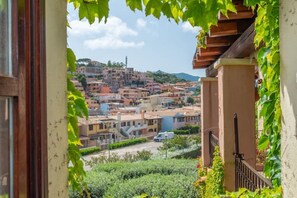 Interior - Rokkaria Terrace - Villasimius is a charming terraced holiday home within an elegant condominium in the center of Villasimius.The property stands out for its Moorish-style architecture, surrounded by lush vegetation, and enjoys a prime location between t (Villasimius)
