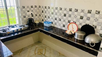 Stovetop, electric kettle, toaster, blender