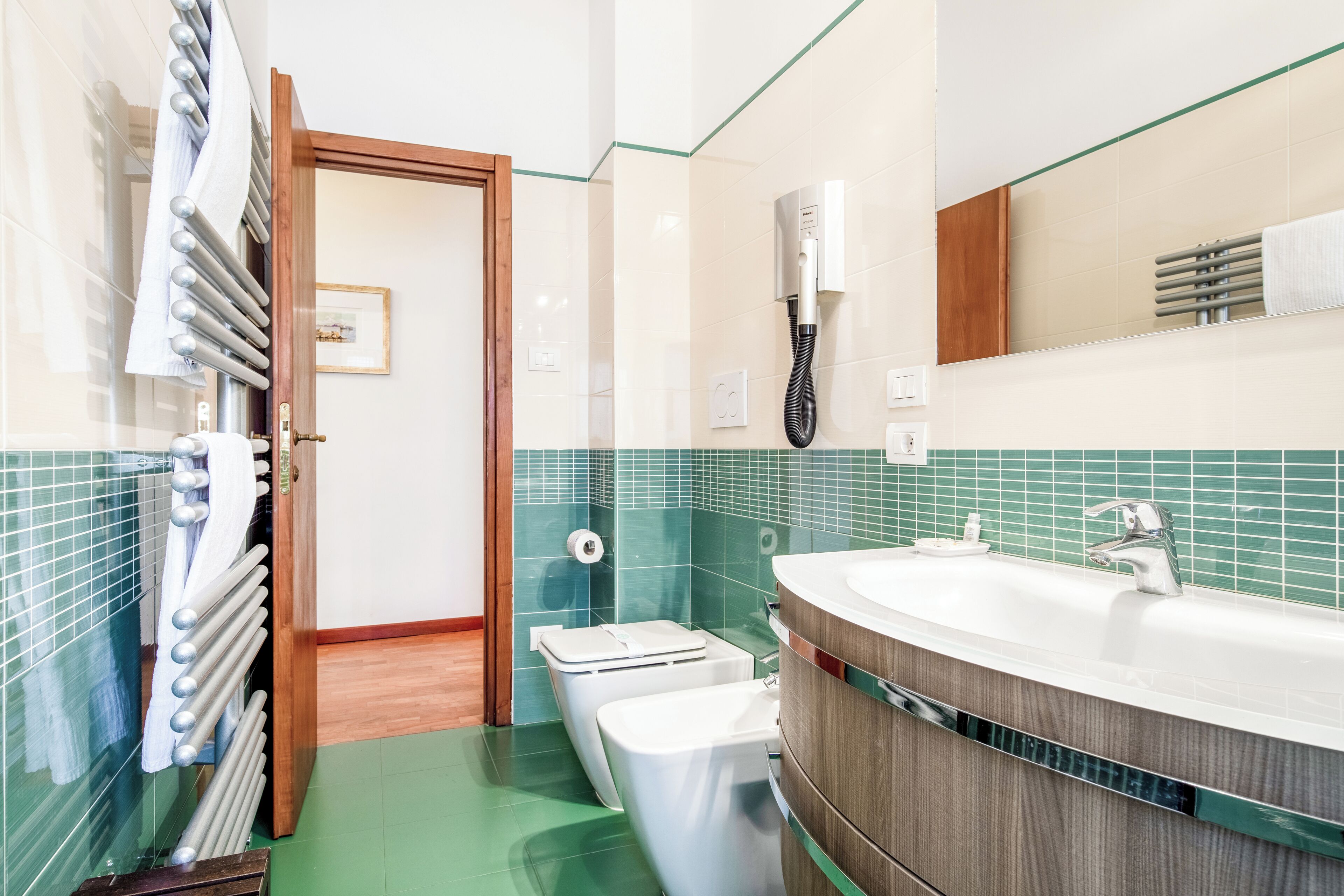 Un baño con un lavamanos grande, un inodoro y una zona de ducha.
