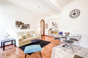 Apartment | Living area | Flat-screen TV - GuestHost - Elegant Suite Ponte Vecchio (Florence)