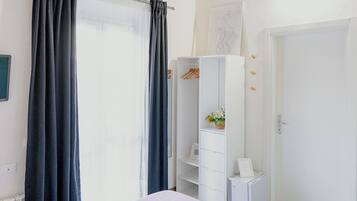 Bureau, espace de travail pour ordinateur portable, rideaux occultants