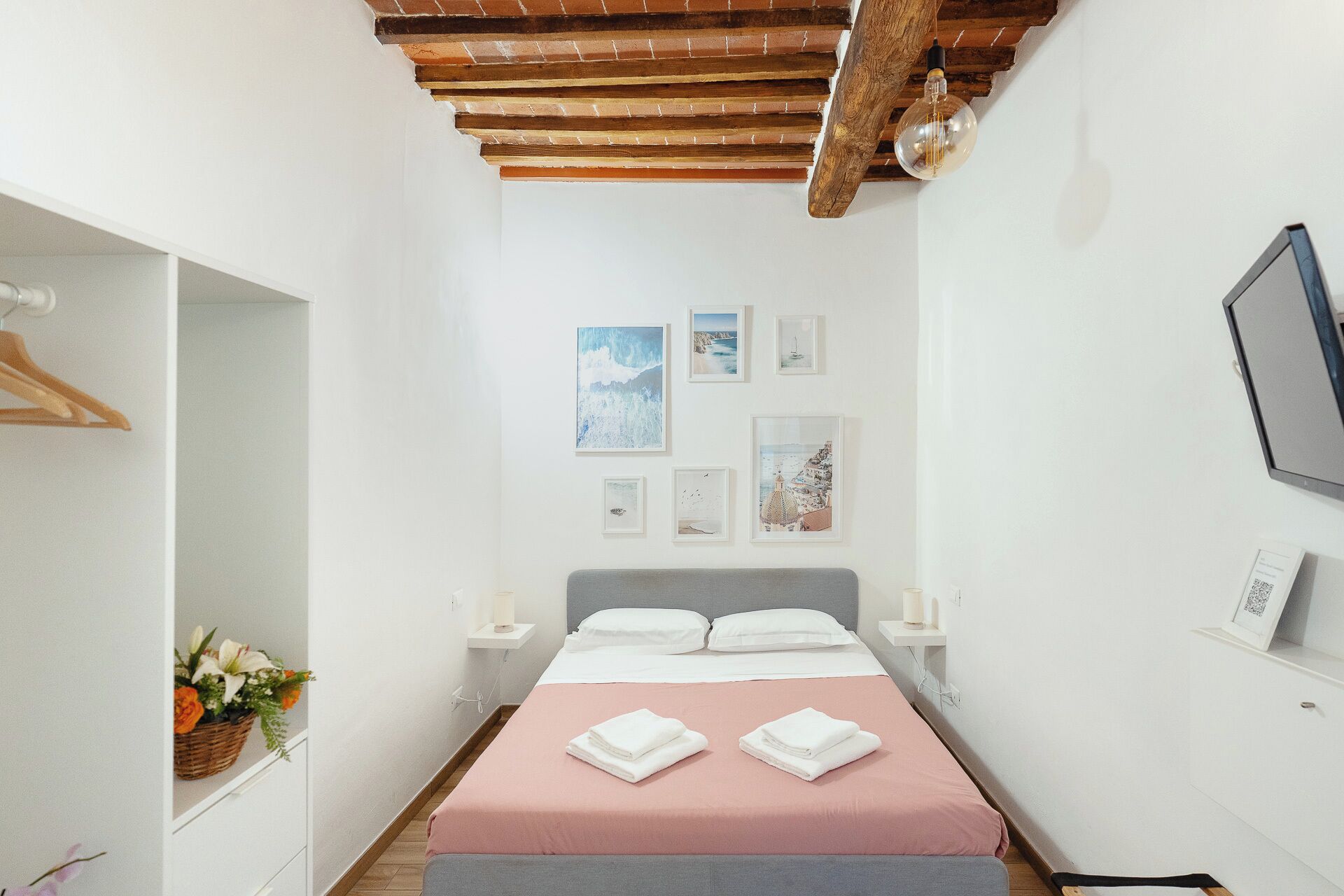 Escritorio, espacio para trabajar con laptop y cortinas blackout 