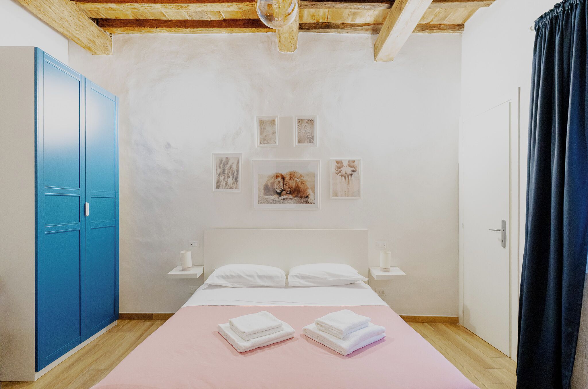 Escritorio, espacio para trabajar con laptop y cortinas blackout 