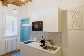 Family Apartment | Private kitchen | Shared fridge - Florence David's Guesthouse (Florence)