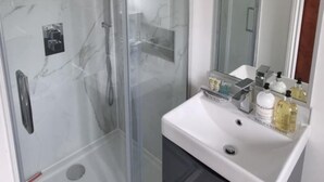 Zimmer, 1 Schlafzimmer, Raucher, Terrasse | Badezimmer