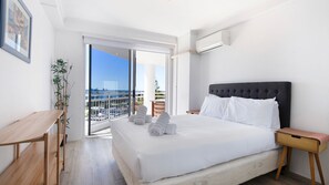 3 bedrooms, iron/ironing board, bed sheets - Ocean Sands Central Main Beach Apartment (Main Beach)
